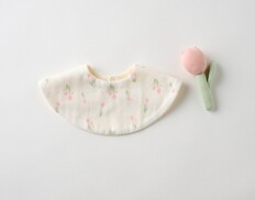 スタイとラトルの２点セット(チューリップ)の画像