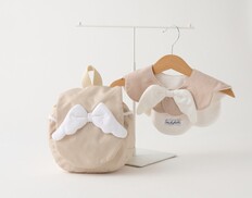 もこもこ天使のリュックとスタイのセット(ベージュ）の画像